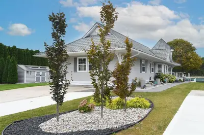 Detached in St. Clair