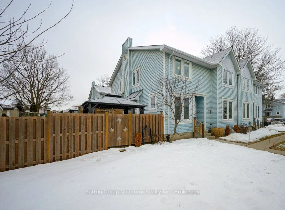 Condo Townhouse in Brant