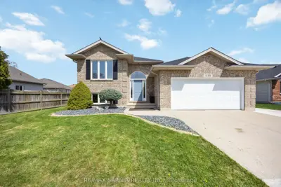Detached in St. Clair