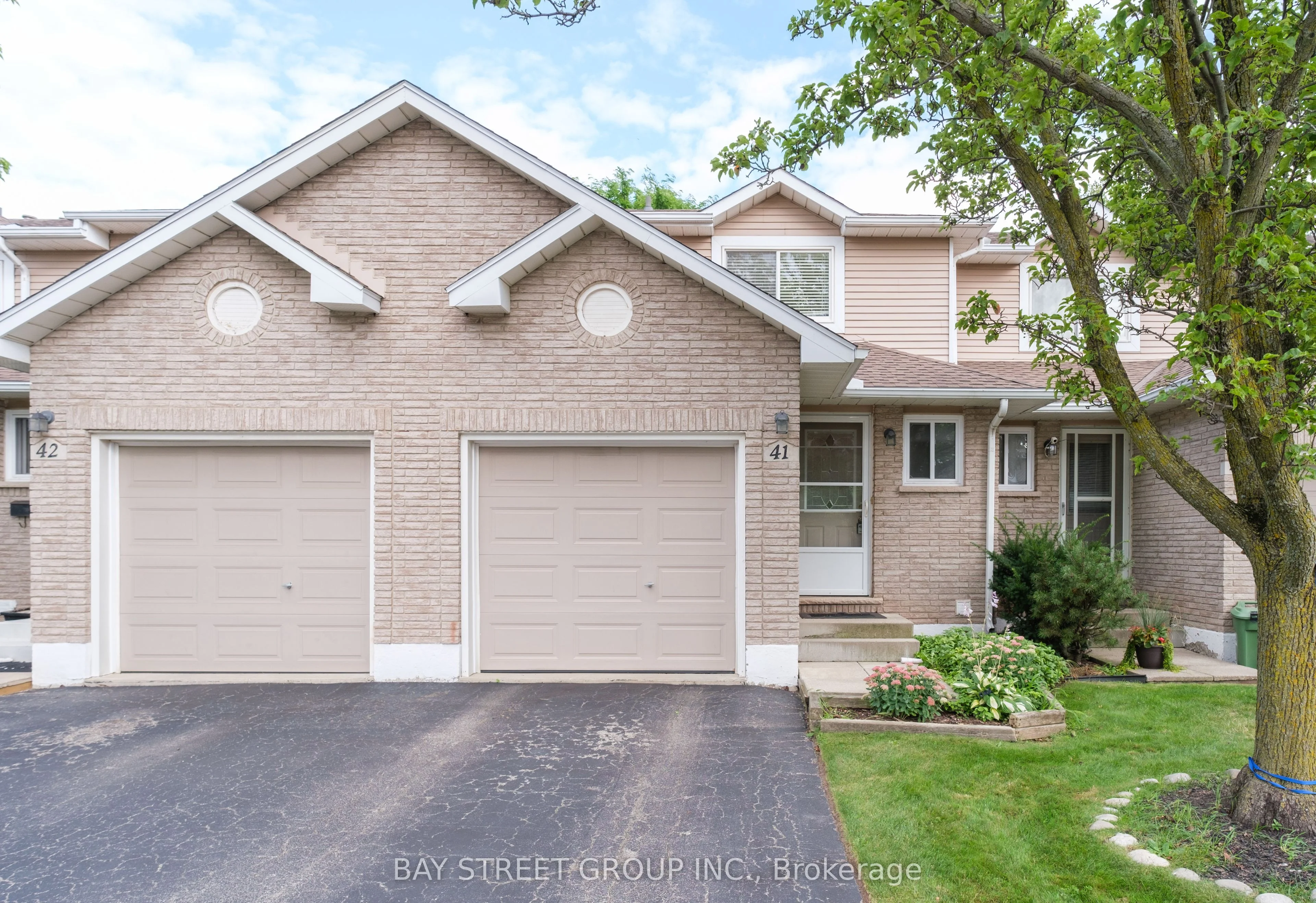 Condo Townhouse in Hamilton