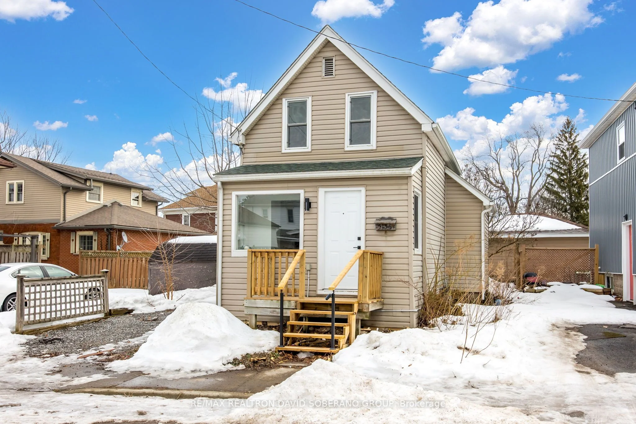 Detached in Niagara Falls