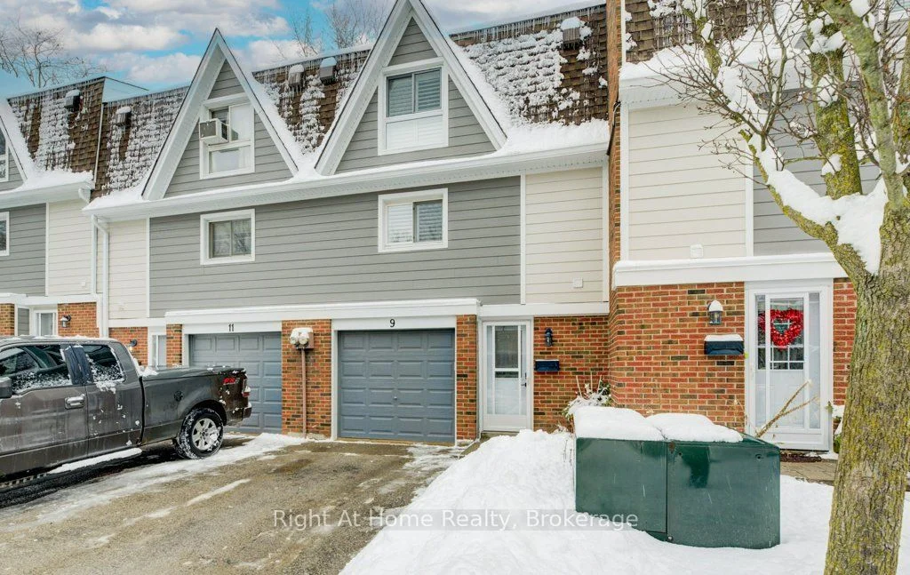 Condo Townhouse in Hamilton