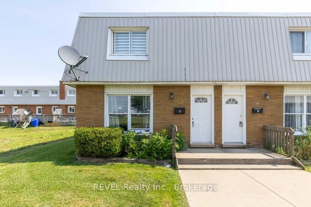 Condo Townhouse in Fort Erie