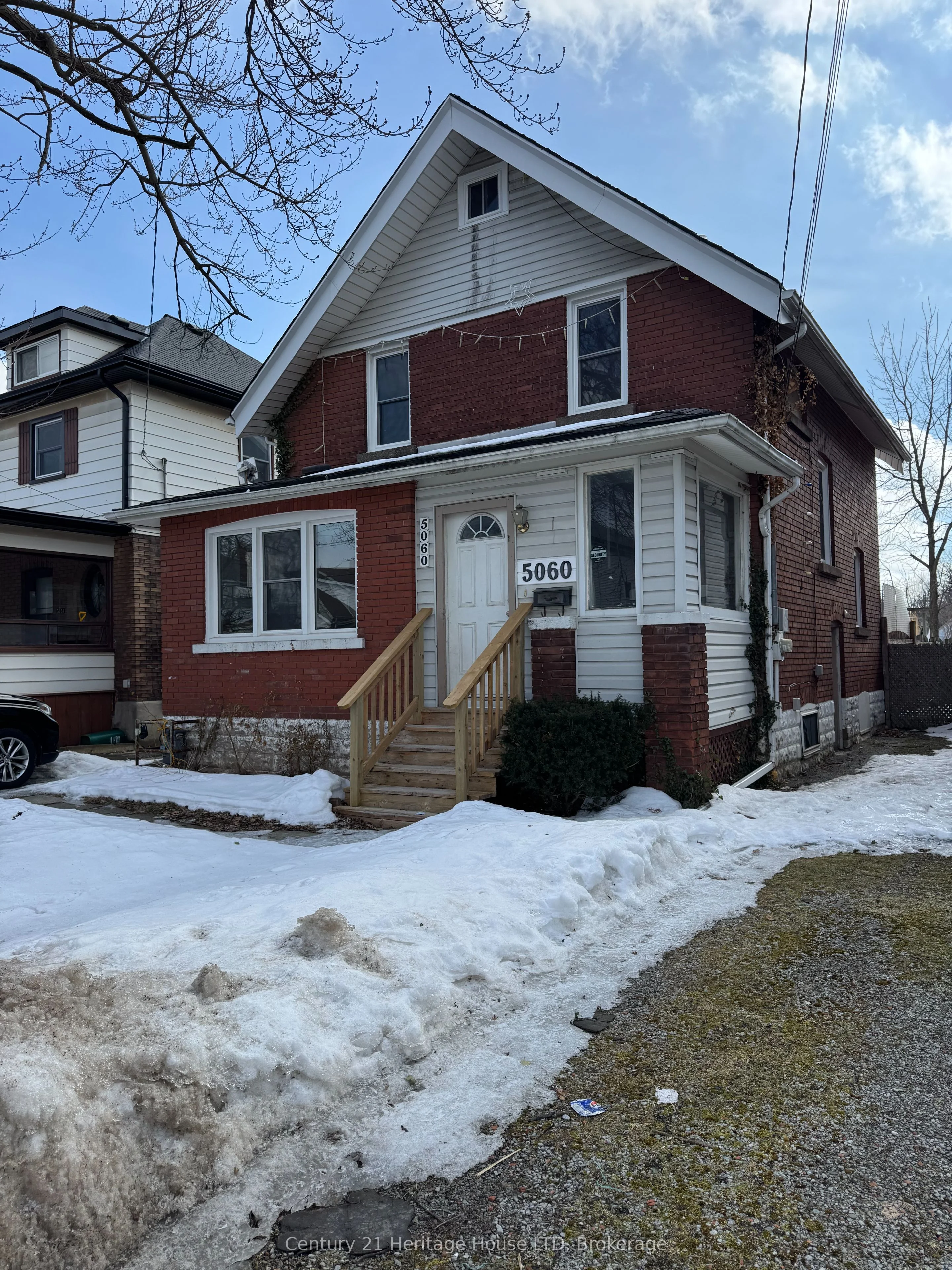 Detached in Niagara Falls