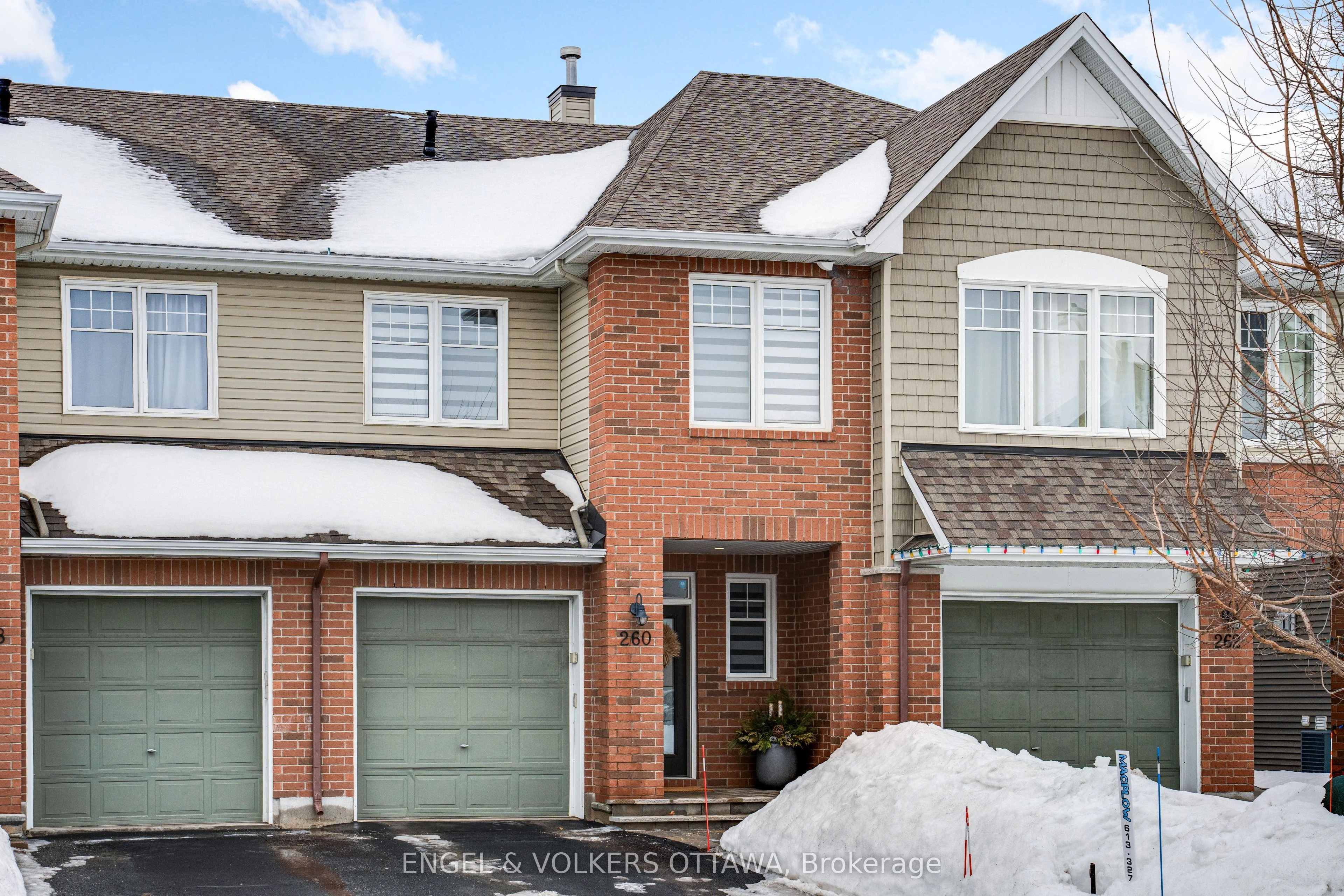 Att/Row/Townhouse in Blossom Park - Airport and Area