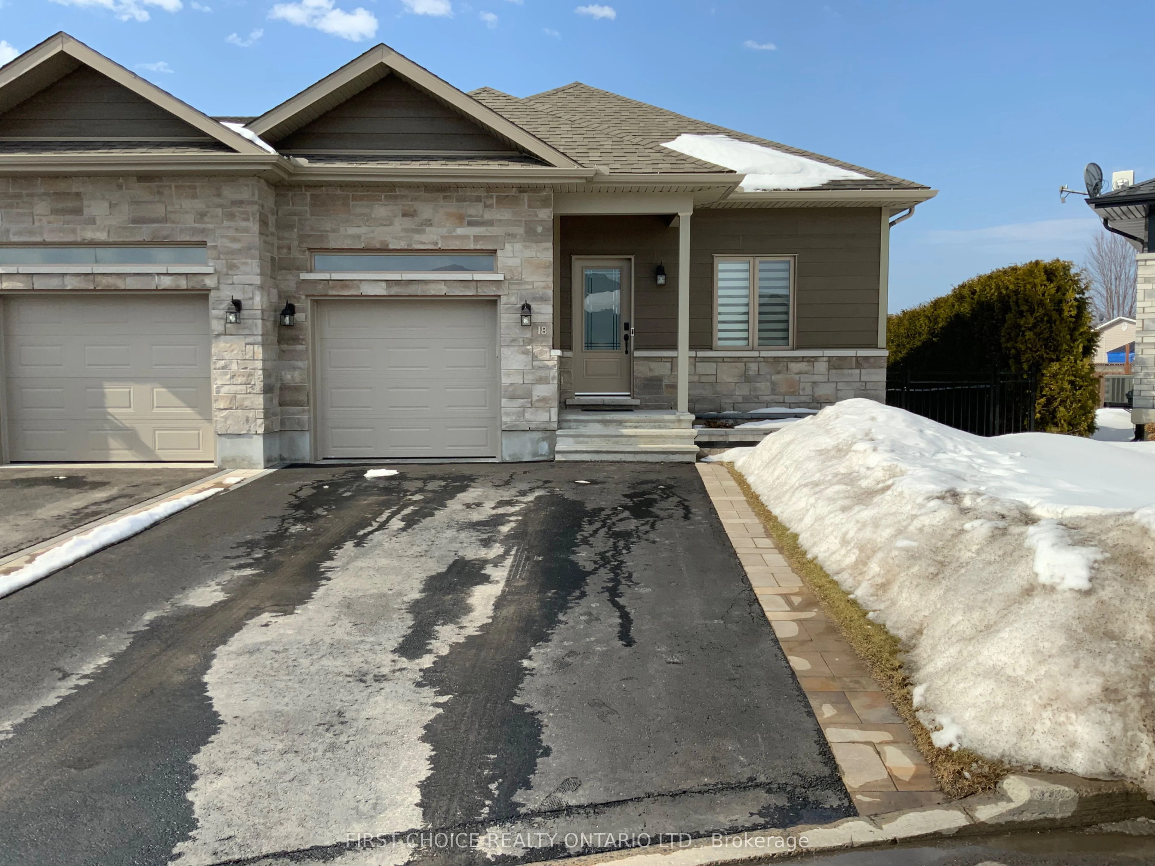 Semi-Detached in Champlain