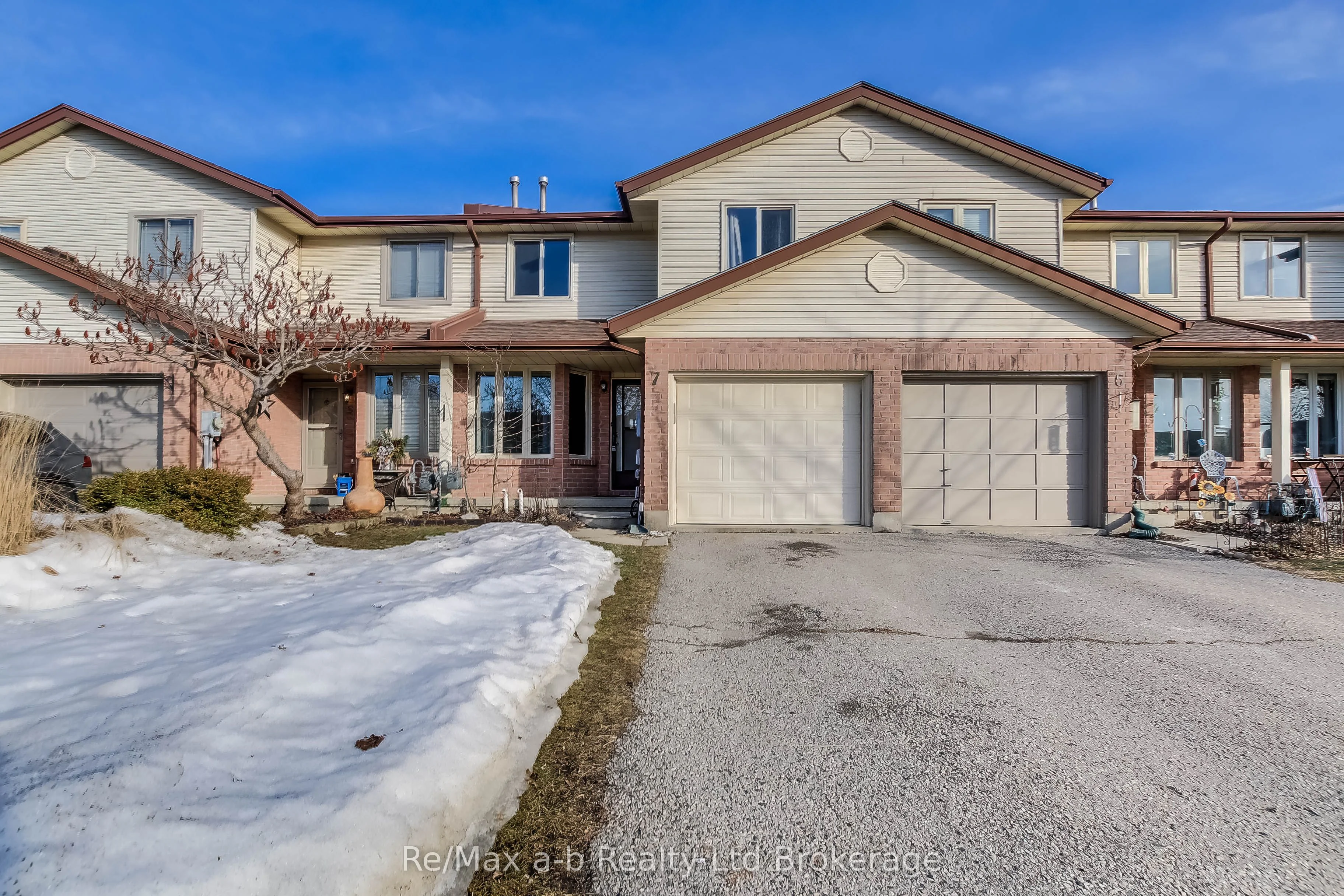 Att/Row/Townhouse in Woodstock
