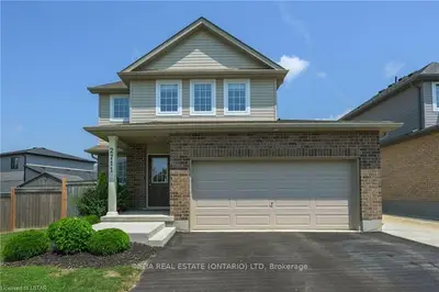 2711 Foxbend Link, London North, On, N6g 5b4