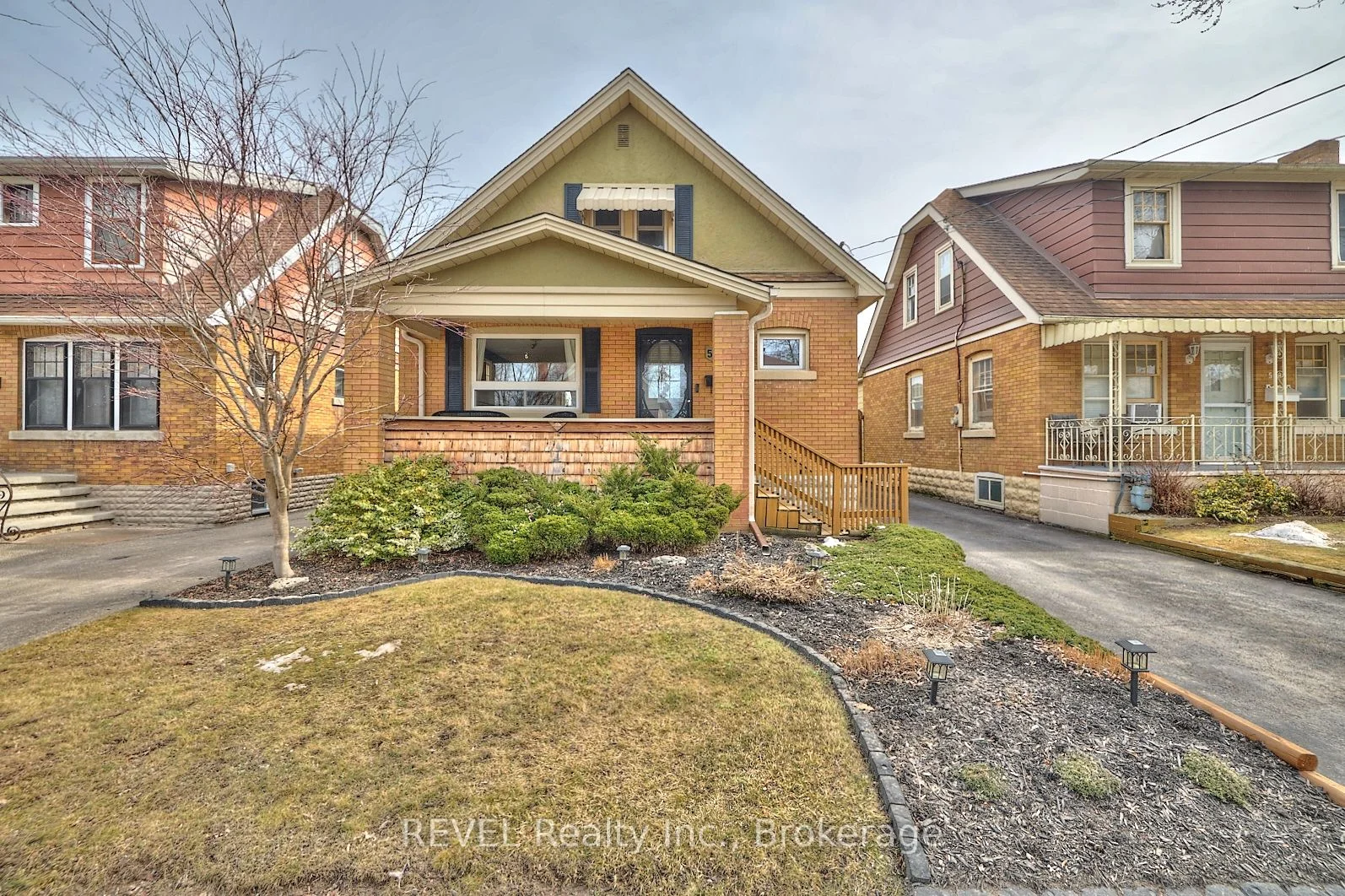 Detached in Niagara Falls