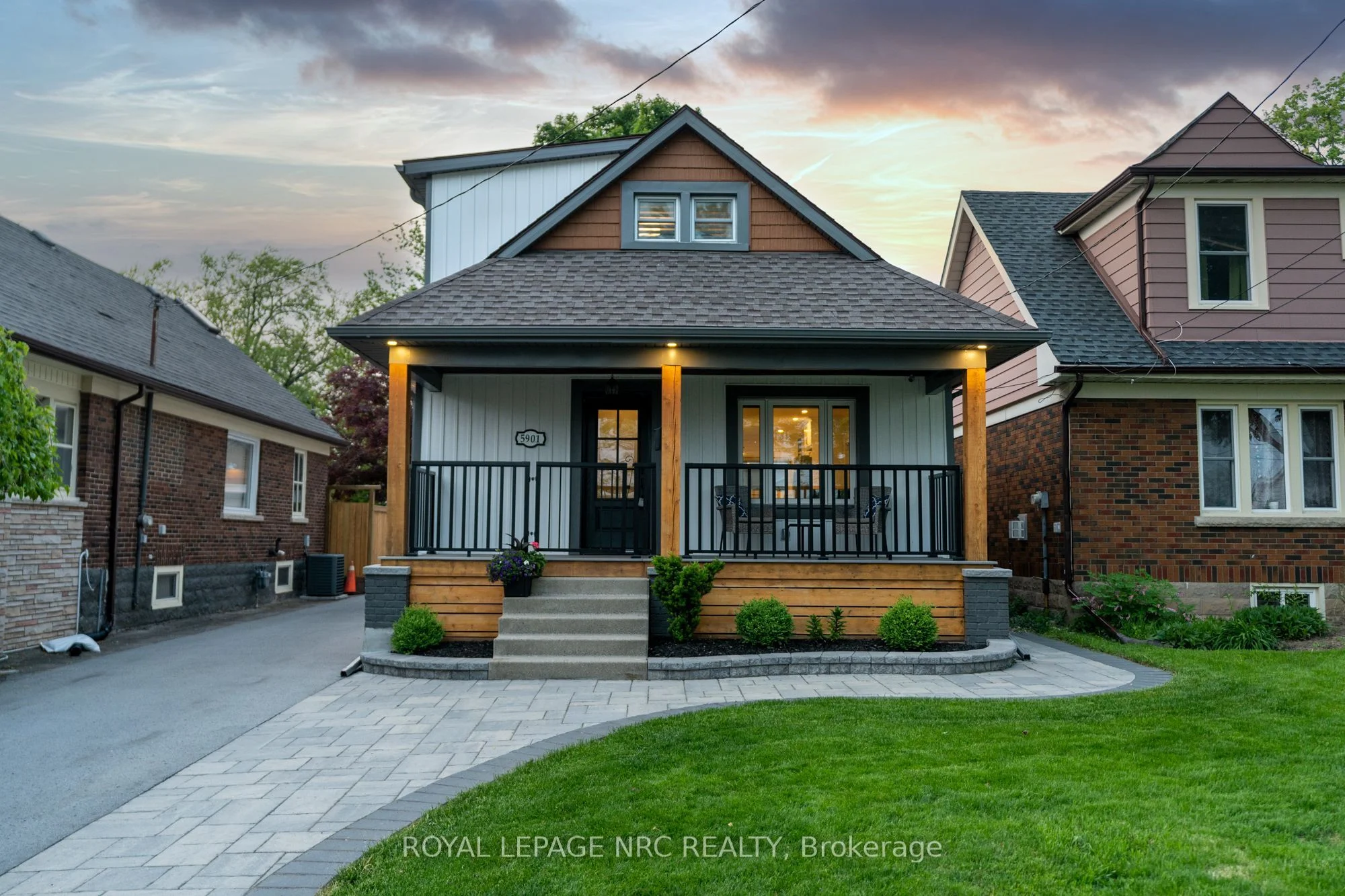 Detached in Niagara Falls