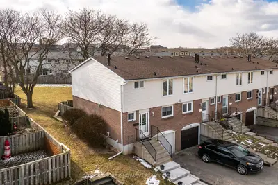 Condo Townhouse in Hamilton