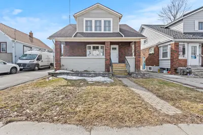 Detached in Niagara Falls