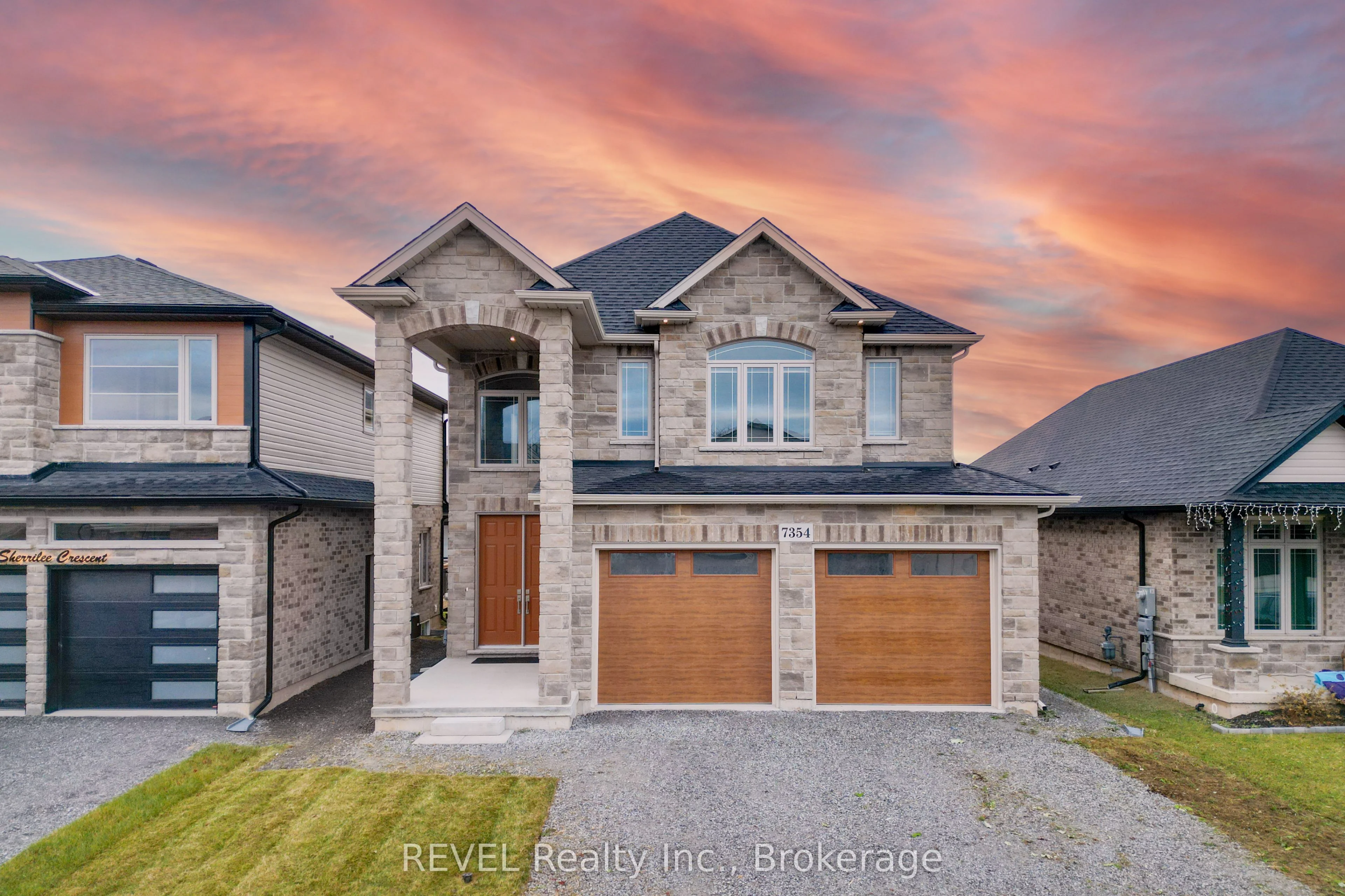 Detached in Niagara Falls
