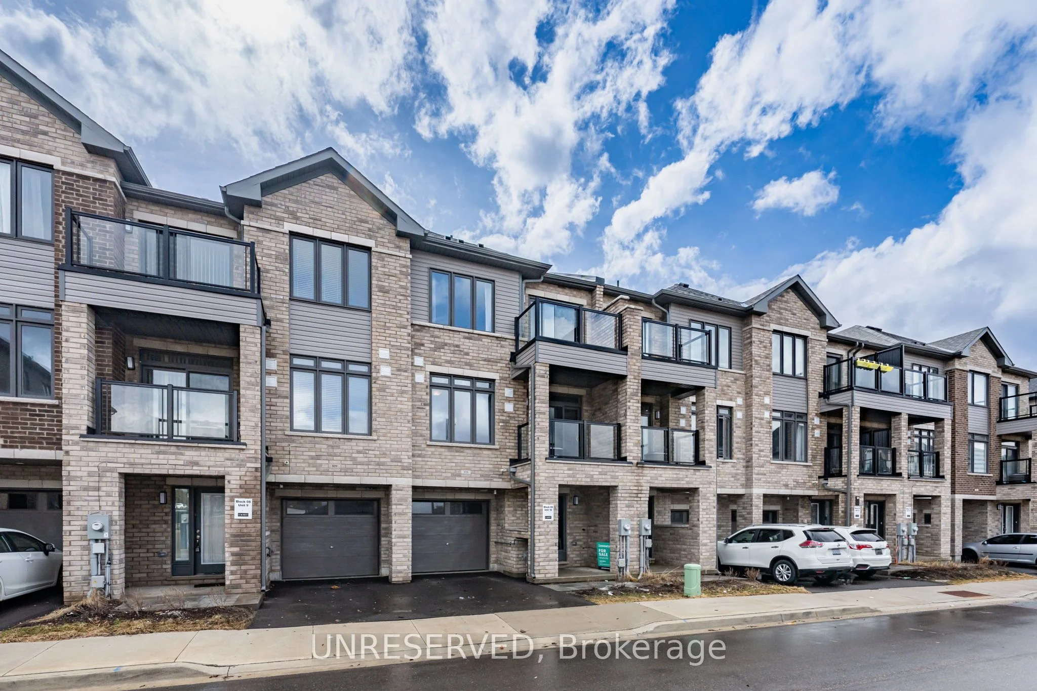 Att/Row/Townhouse in Brant