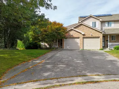 Att/Row/Townhouse in Stratford
