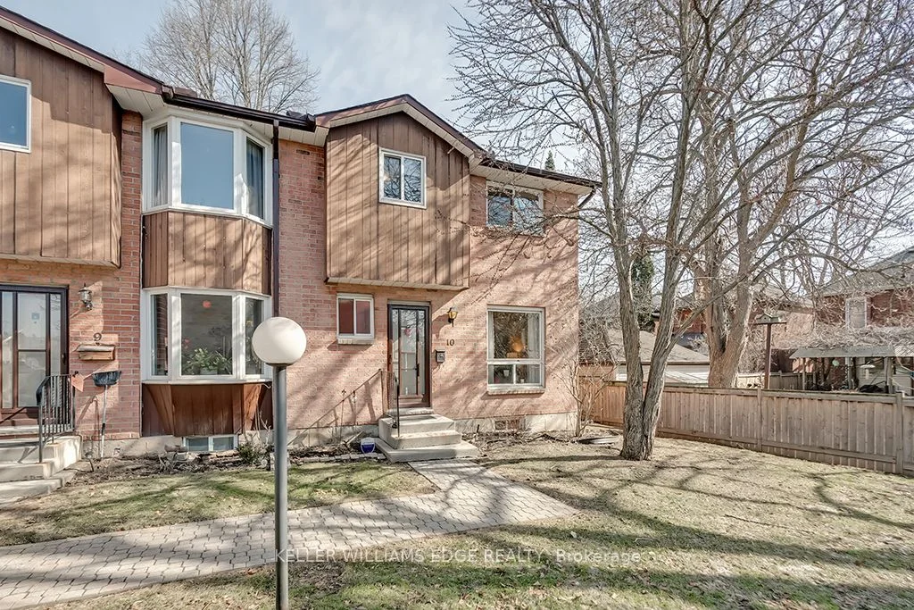 Condo Townhouse in Hamilton
