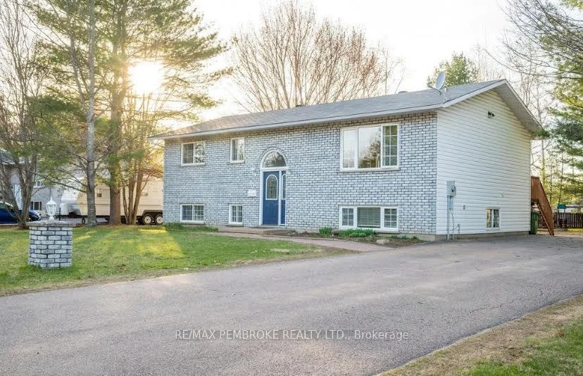 40 Ravenwood Crescent, Petawawa, On K8h 3n1