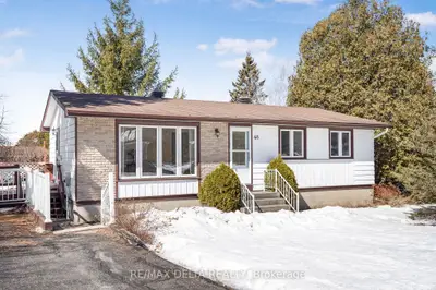 Detached in Champlain