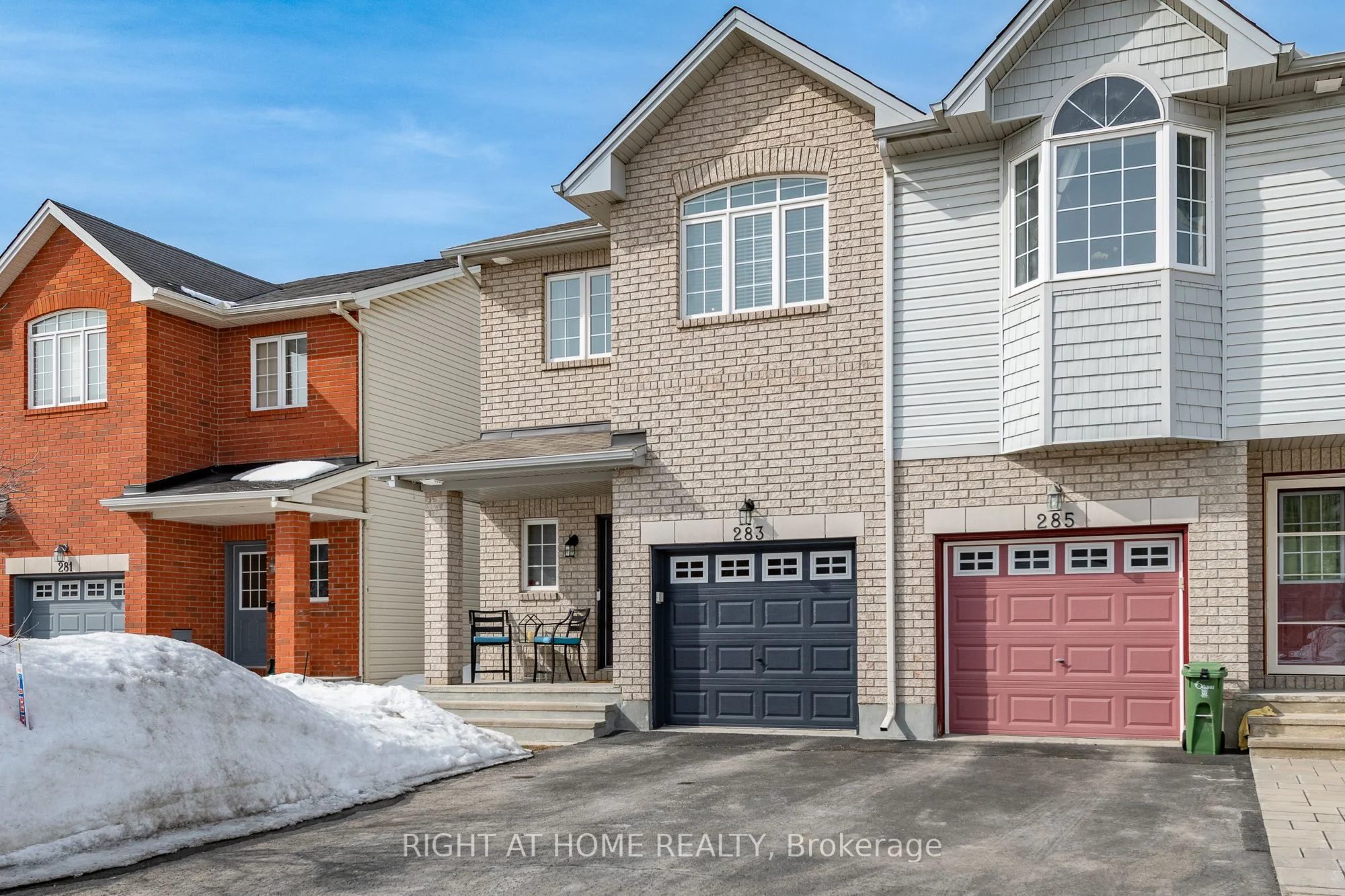 Att/Row/Townhouse in Hunt Club - South Keys and Area