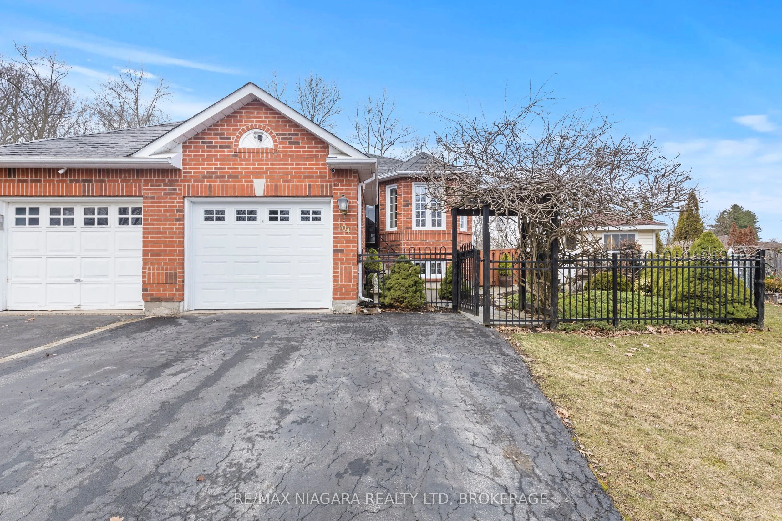 Semi-Detached in Welland