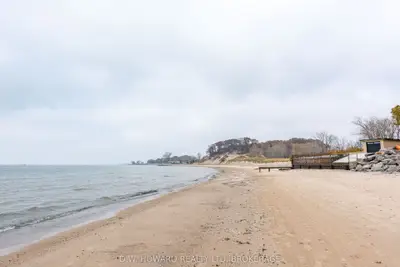 Detached in Port Colborne