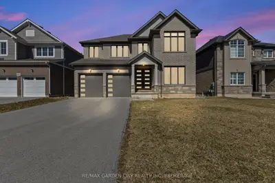 Detached in Niagara Falls