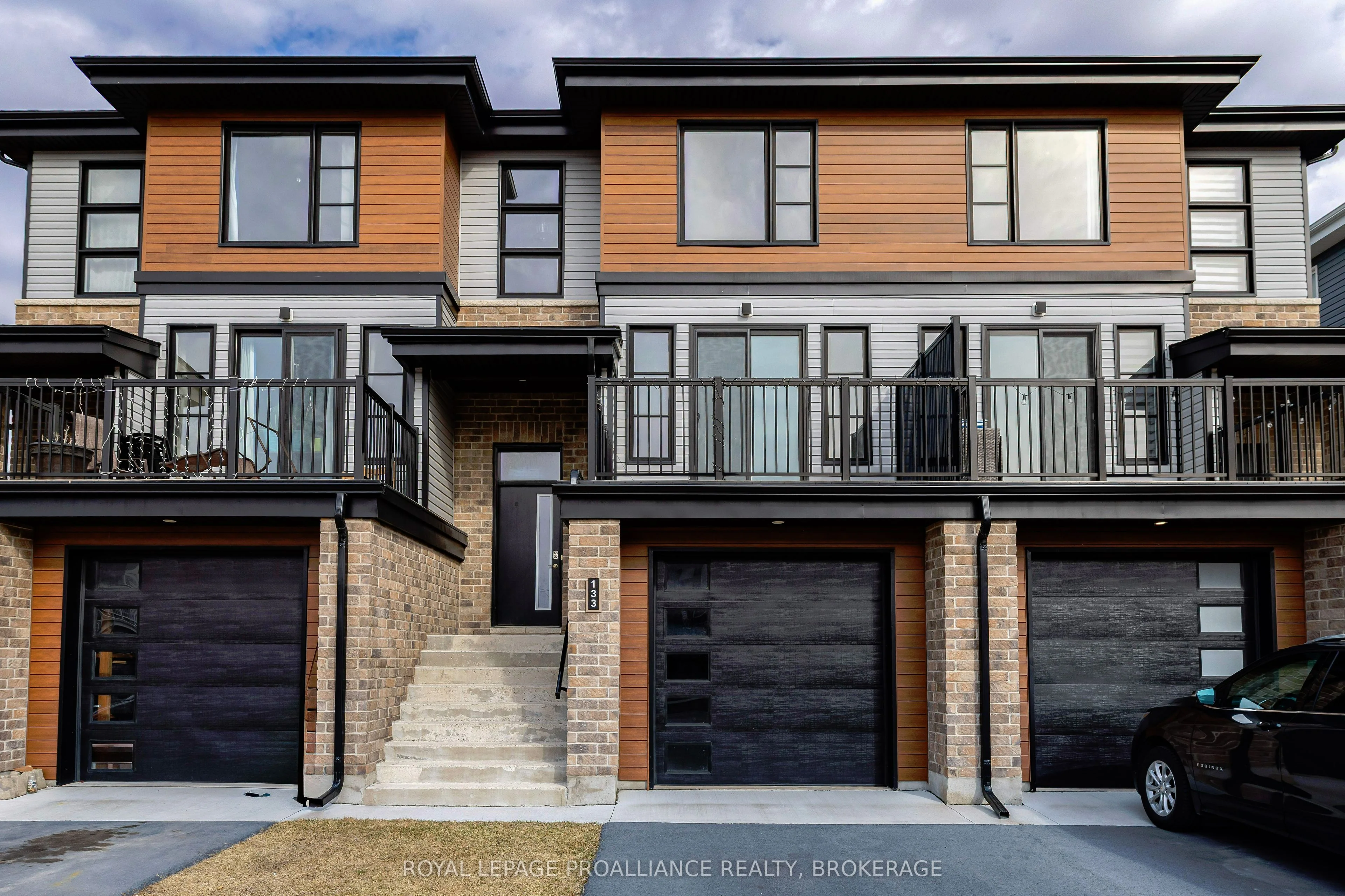 Att/Row/Townhouse in Loyalist