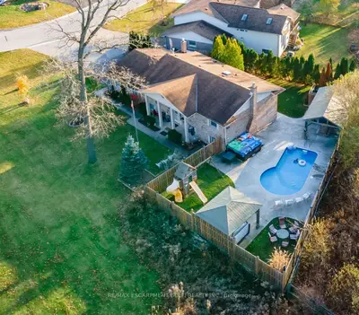 Detached in Niagara Falls