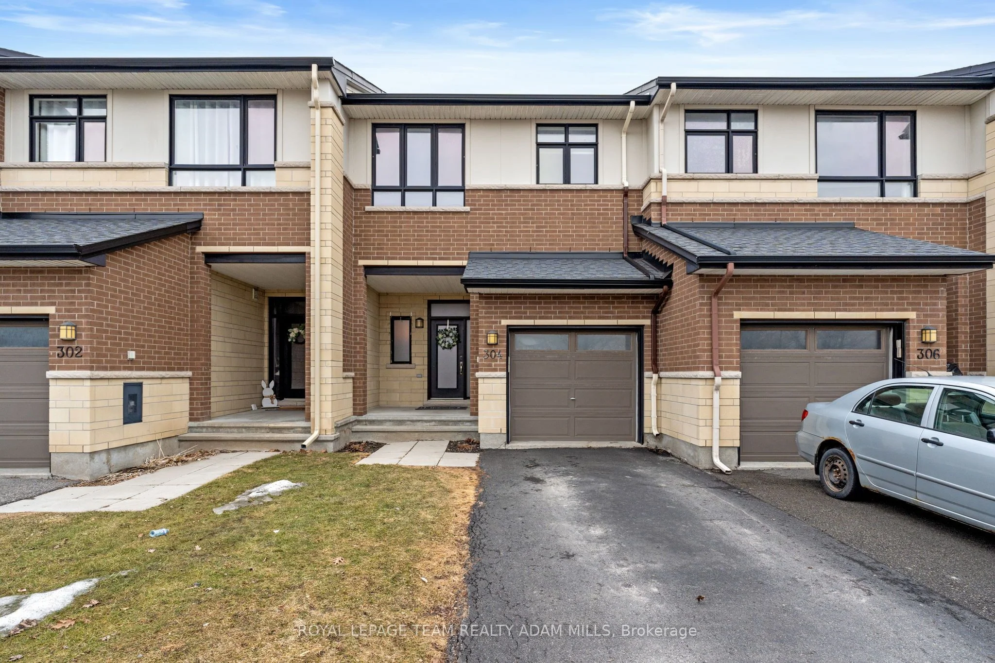 Att/Row/Townhouse in Blossom Park - Airport and Area
