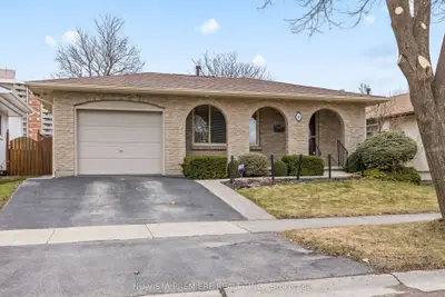 16 Renny Crescent, London South, On N6e 2c5
