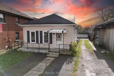 Detached in Niagara Falls
