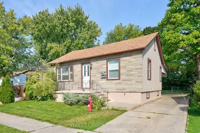 Detached in Niagara Falls
