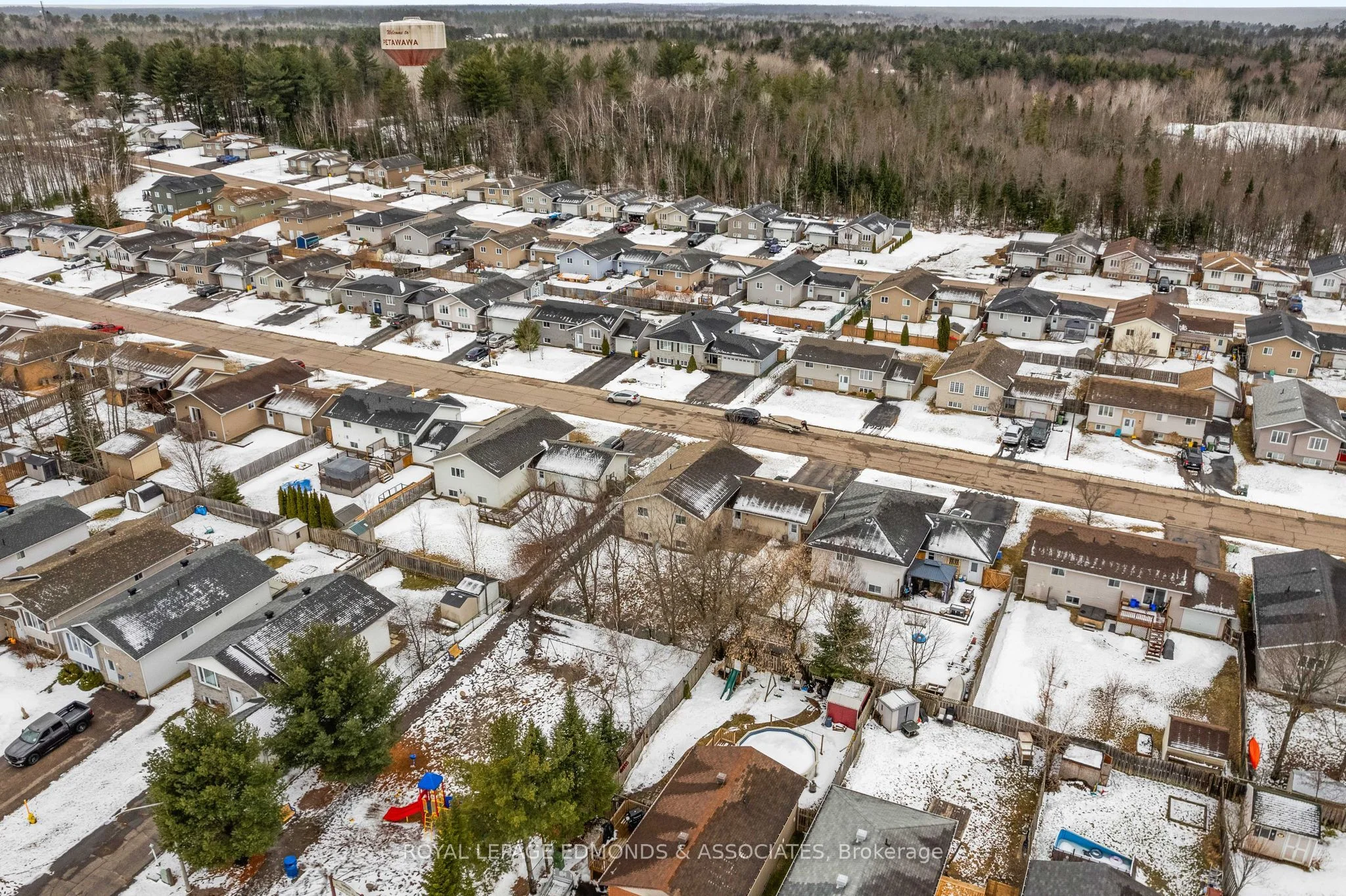 48 Spruce Street, Petawawa, ON K8H 3S4