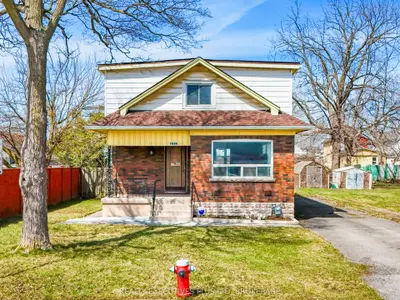 Detached in Niagara Falls