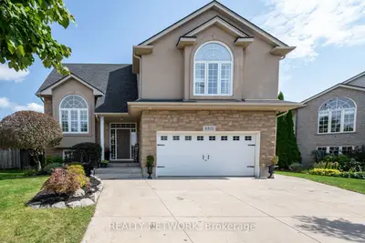Detached in Niagara Falls