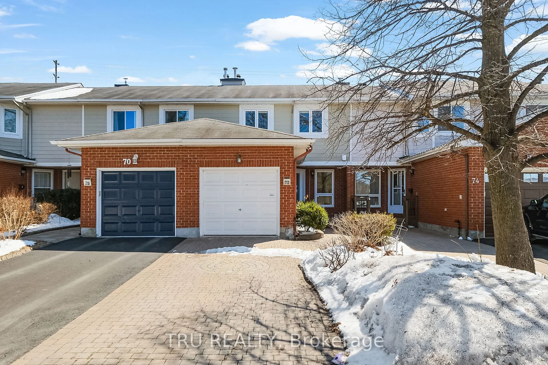 Att/Row/Townhouse in Hunt Club - South Keys and Area