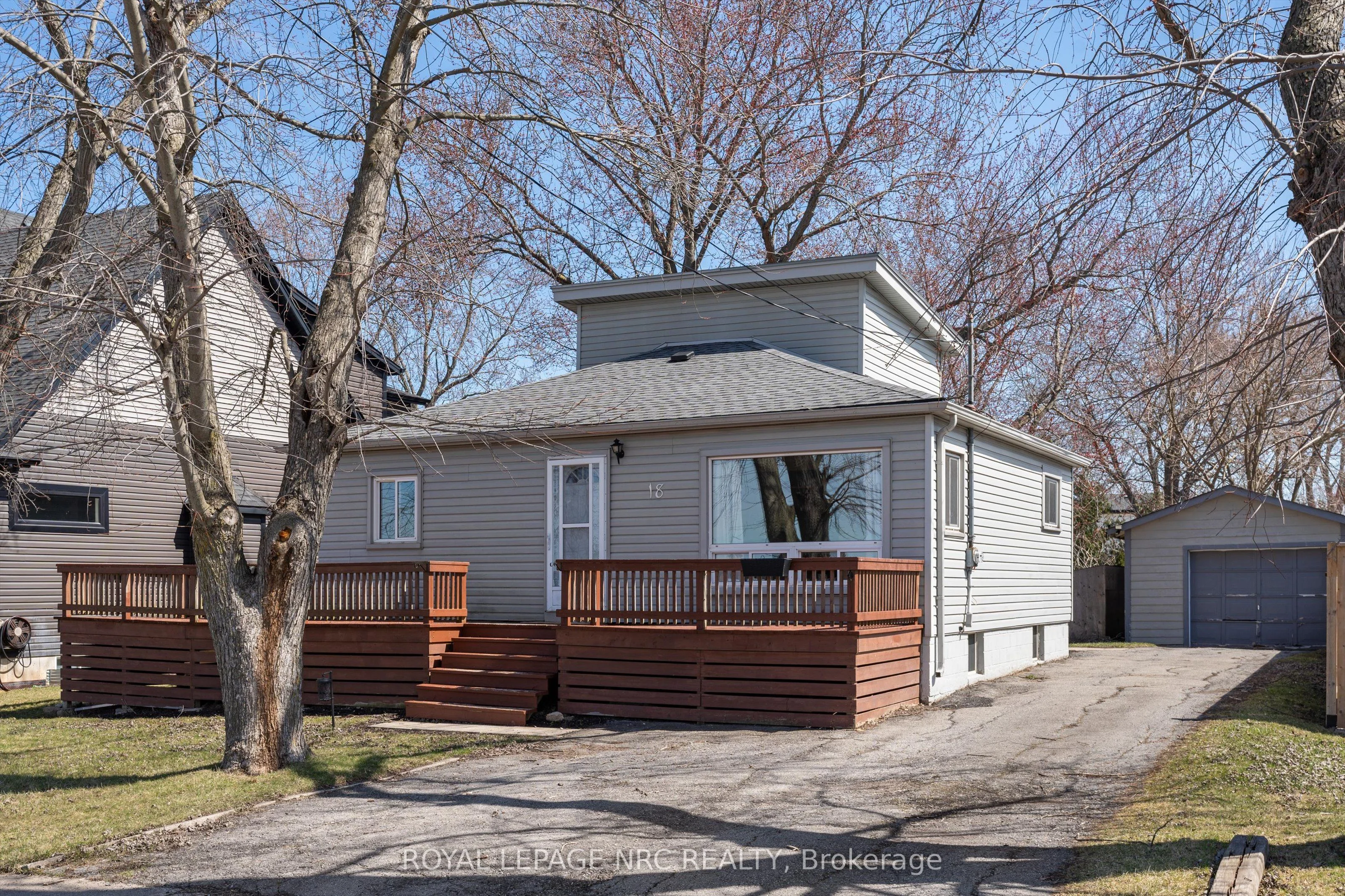 Detached in Thorold