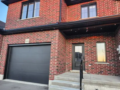 Att/Row/Townhouse in North Perth