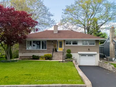 Detached in Port Colborne