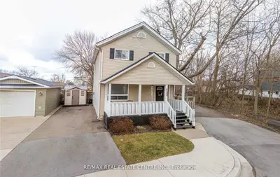 Detached in Niagara Falls