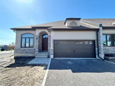 Condo Townhouse in Belleville