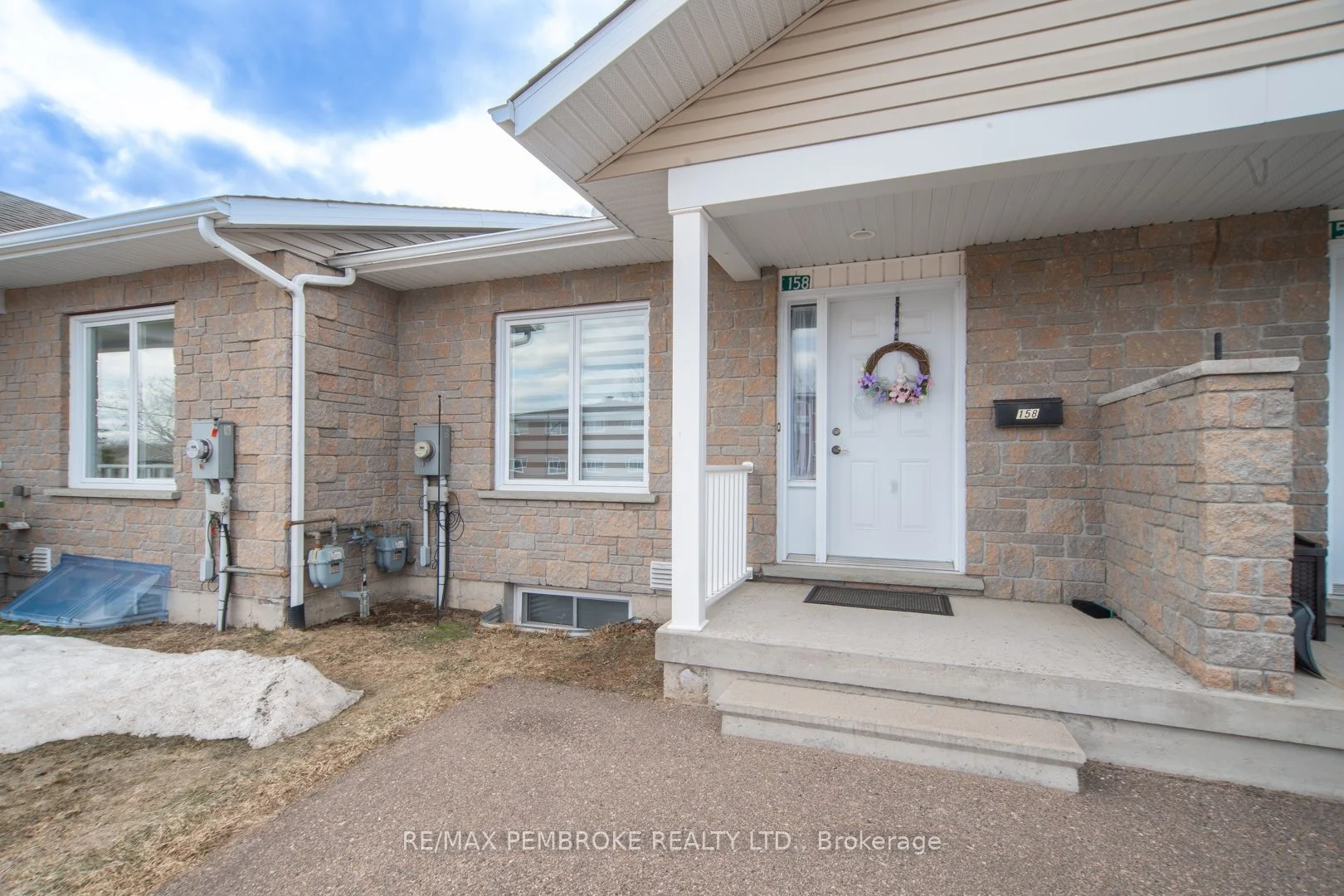 Att/Row/Townhouse in Pembroke