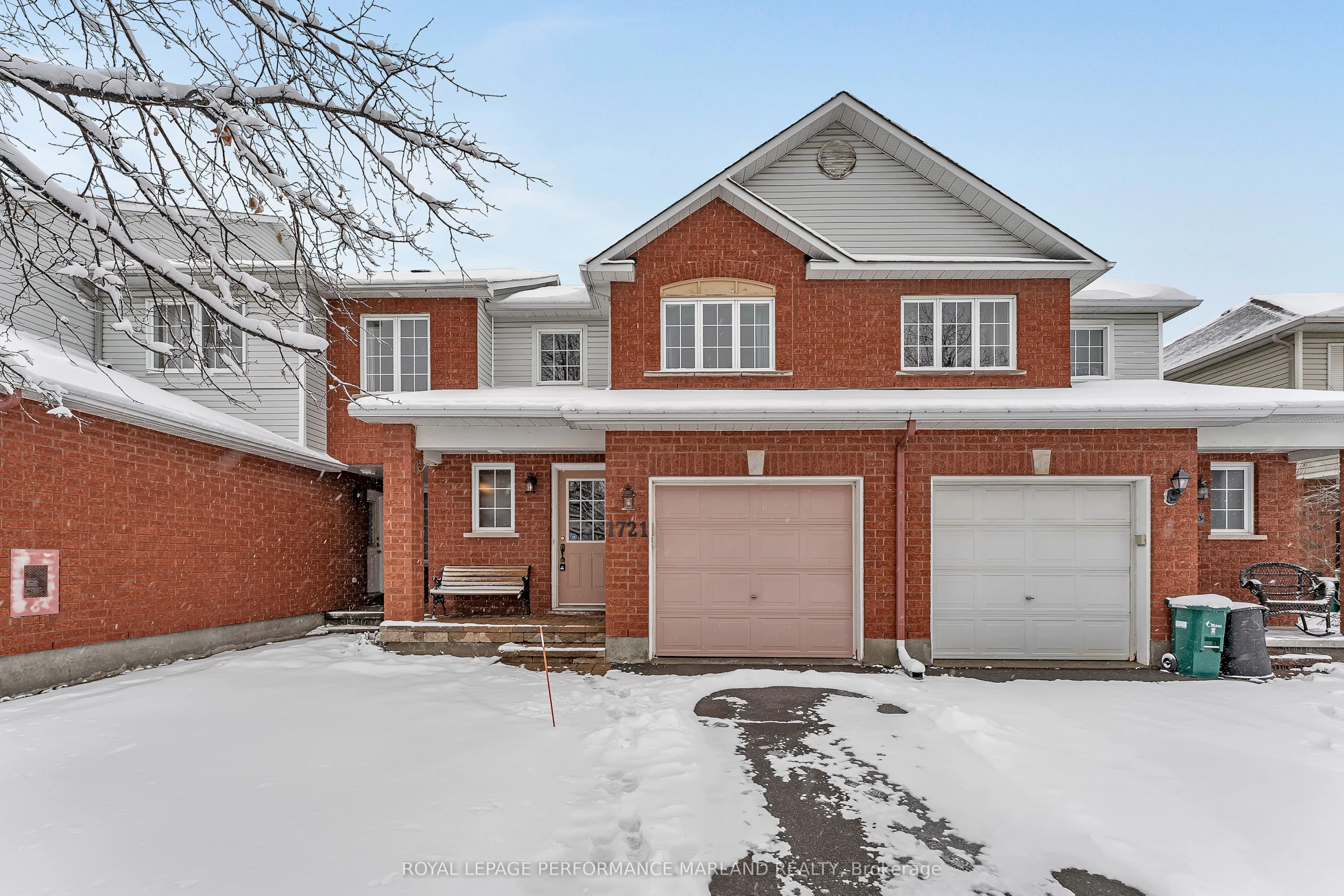 Att/Row/Townhouse in Cyrville - Carson Grove - Pineview