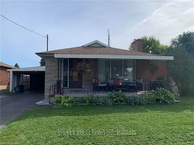 Detached in Niagara Falls