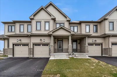 Att/Row/Townhouse in Welland