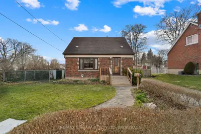 Detached in Niagara Falls
