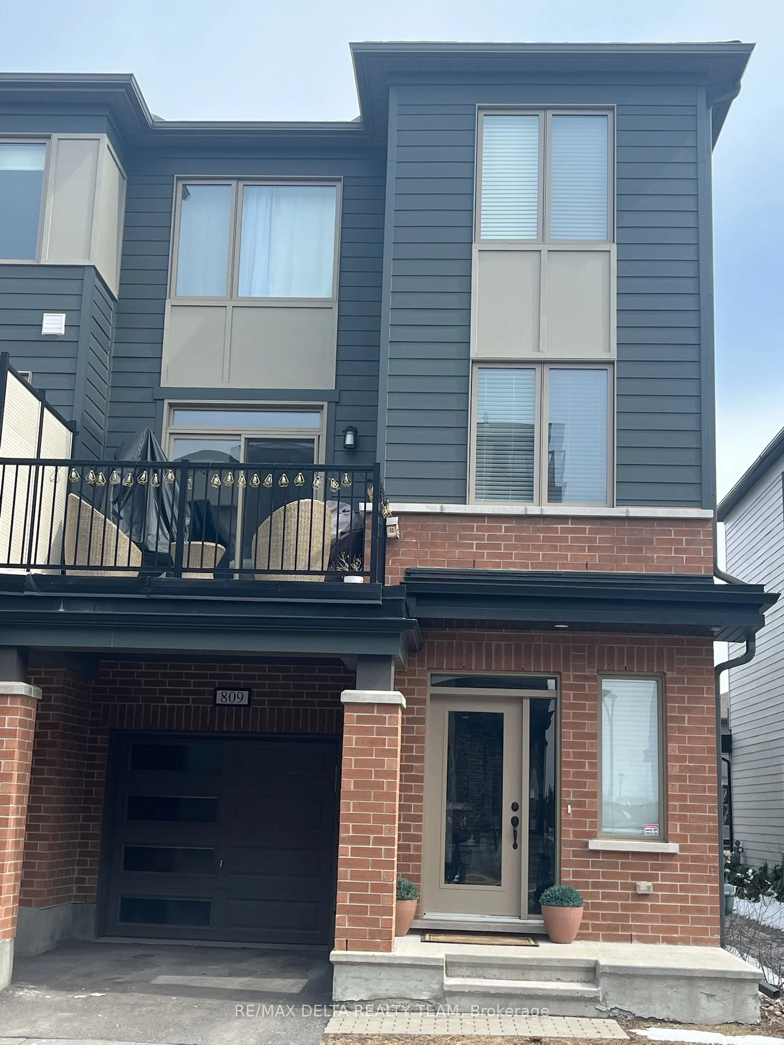 Att/Row/Townhouse in Manor Park - Cardinal Glen and Area
