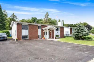 Detached in Champlain