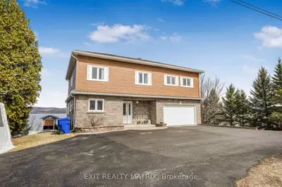 Detached in Champlain