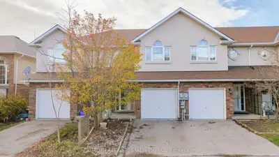 Att/Row/Townhouse in Brant